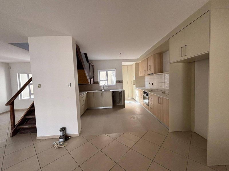 3 Bedroom Townhouse TO LET in Ludwigsdorf - Photo 3