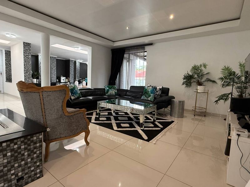 Ultra modern 3 bedroom /2 bedroom with a study in the heart of Faerie Glen - Photo 5