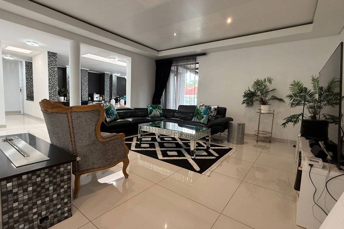 Ultra modern 3 bedroom /2 bedroom with a study in the heart of Faerie Glen - Photo 5