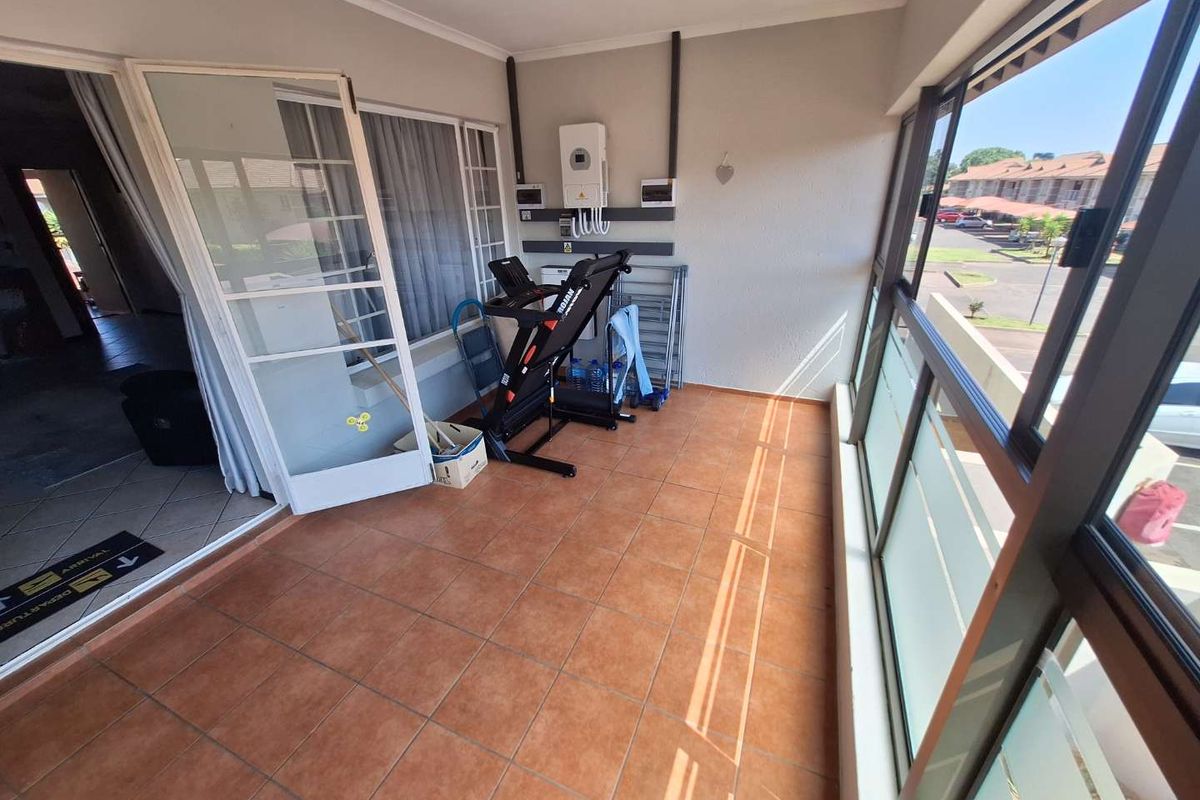 LIVE THE LIFE - Photo 5