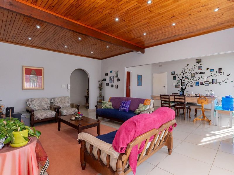 Spacious 3 Bedroom Family Home with Solar Power in Norkem Park - Photo 5