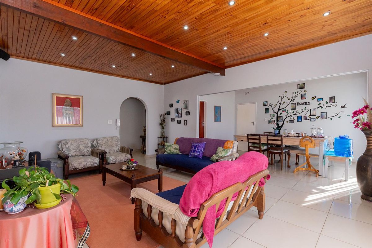 Spacious 3 Bedroom Family Home with Solar Power in Norkem Park - Photo 5