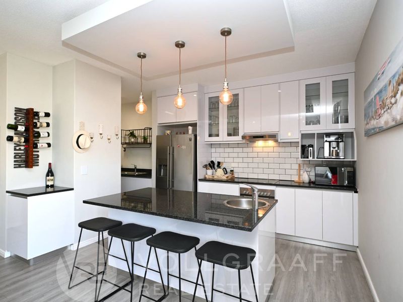 Elevated Coastal Elegance - Photo 3