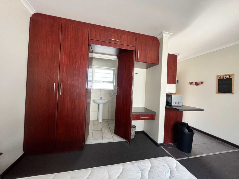Bachelor flat to let in Summerstrand - Photo 7