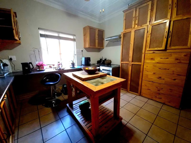 Spacious 4 Bedroom Family Home with Flatlet on a Prime Corner Stand in Rietondale - Photo 4