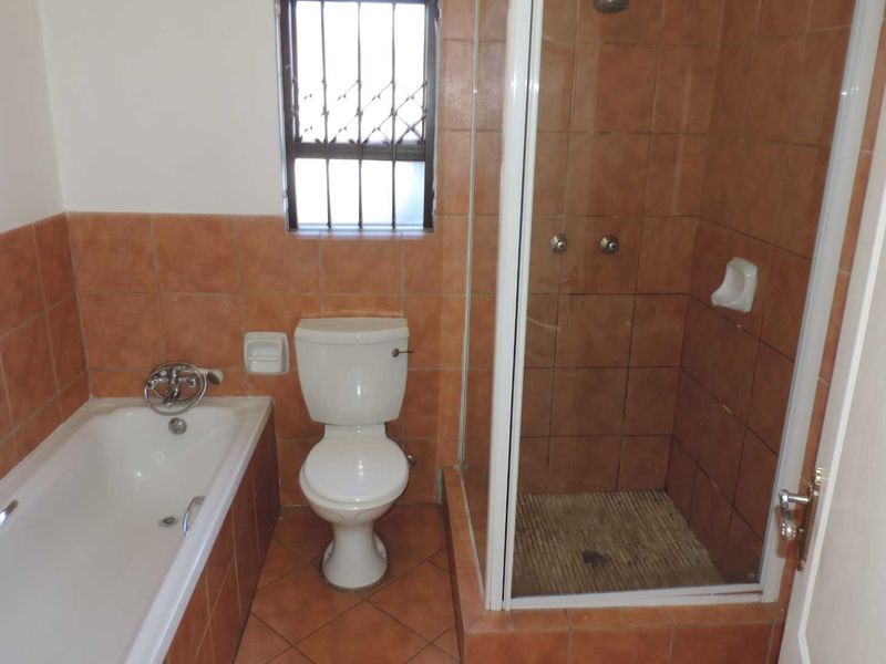 Secure and stylish 2 bedroomed unit - Photo 10