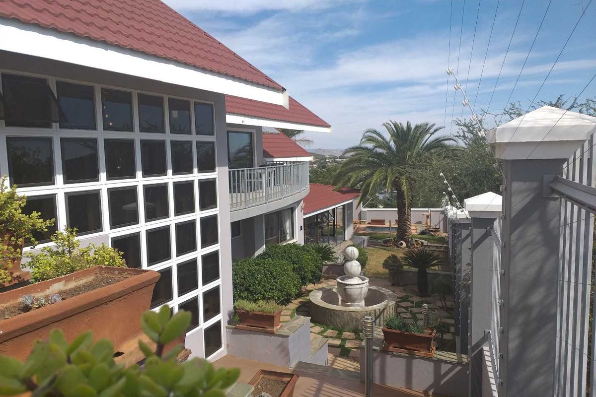 A Stately Home with Breathtaking Views - Photo 4