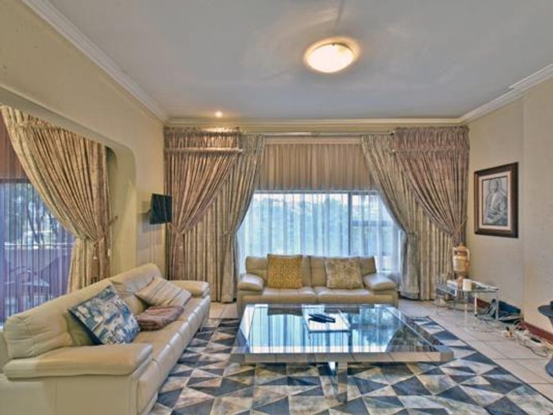 A Hillside Masterpiece with Panoramic Views & Unrivalled Entertaining - Photo 9