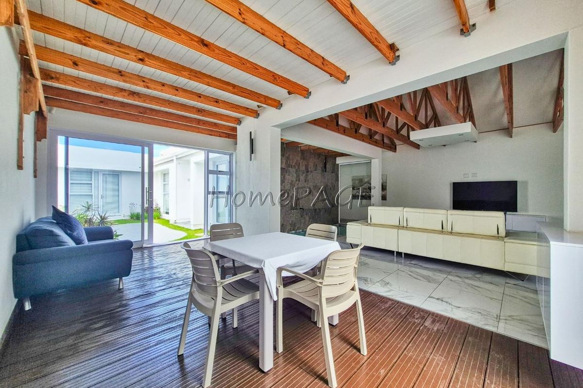 Fairway Estates, Walvis Bay:  Beautiful 4 Bedr Contemporary Home with indoor Pool is for Sale - Photo 4