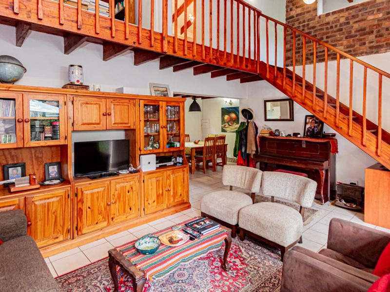 Delightful 3-Bedroom Duplex with Double-Volume Living in Tranquil Murrayfield Complex - Photo 3