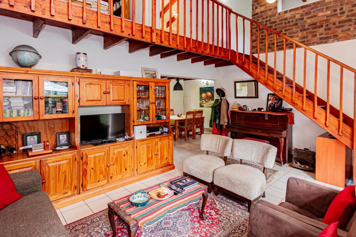 Delightful 3-Bedroom Duplex with Double-Volume Living in Tranquil Murrayfield Complex - Photo 3