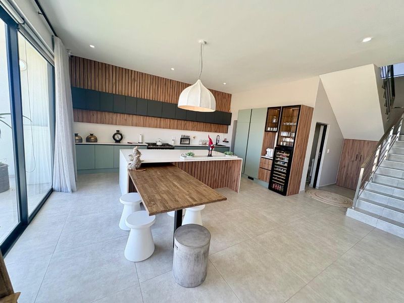 stylish 5 bedrooms Townhouse to Rent in Dolphin Beach - Photo 5