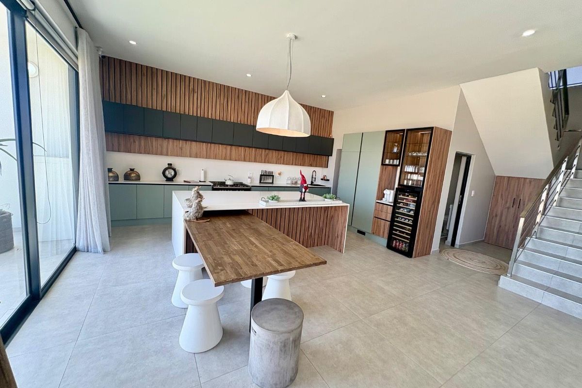 stylish 5 bedrooms Townhouse to Rent in Dolphin Beach - Photo 5