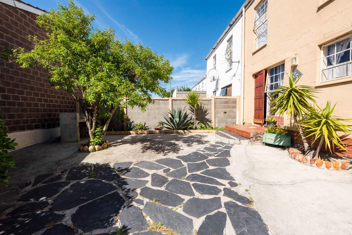 PERFECT STARTER HOME IN BEACON VALLEY. - Photo 2