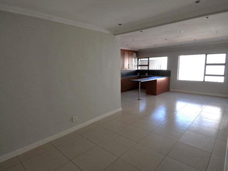 4 Bedroom House for Sale in Garsfontein - Photo 7