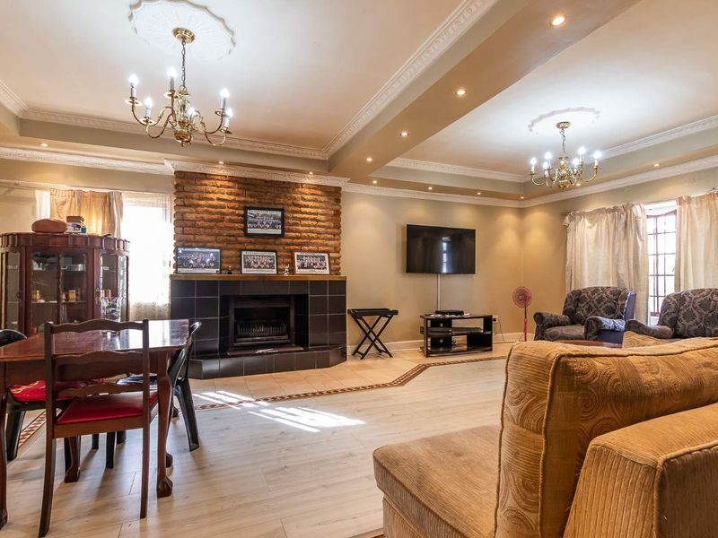 Spacious Family Home in the Heart of Leafy Greenhaven - Photo 4