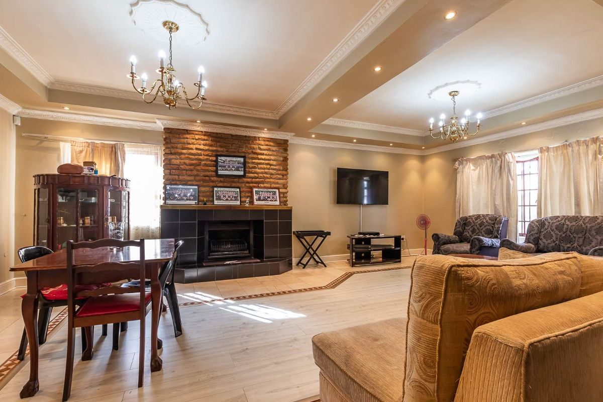 Spacious Family Home in the Heart of Leafy Greenhaven - Photo 4