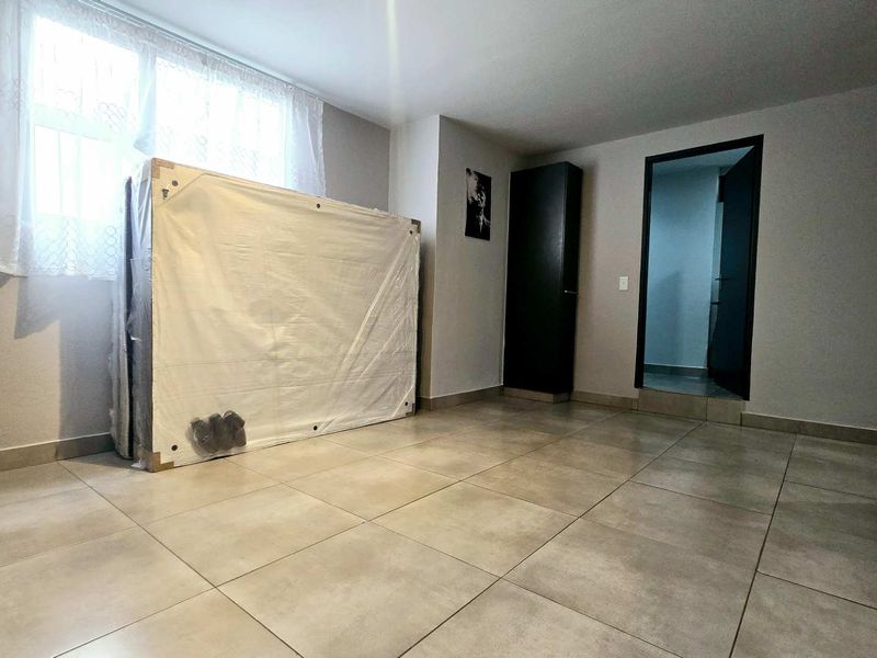 Modern One Bedroom Apartment in a Secure Lifestyle Complex - Photo 5