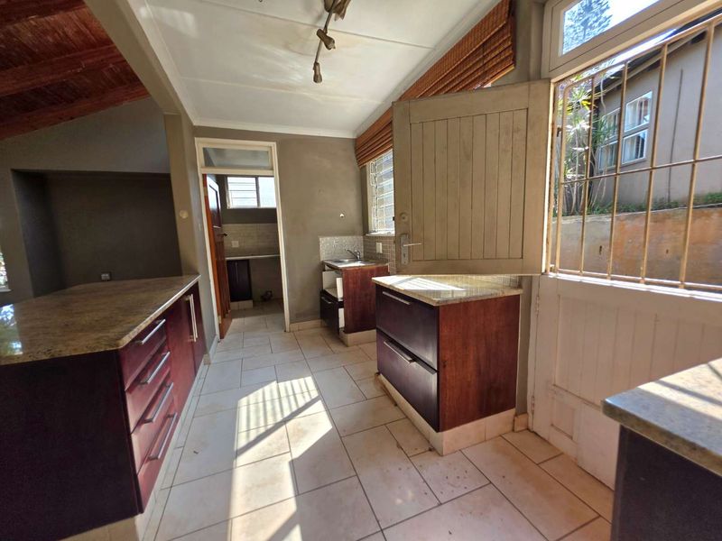 Prime Investment Opportunity – Family Home with Student Accommodation Potential in Manor Gardens - Photo 9