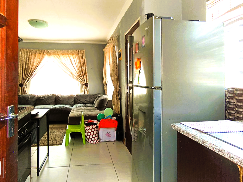 Charming 2-Bedroom Home – Ideal for First-Time Buyers or Investors - Photo 3