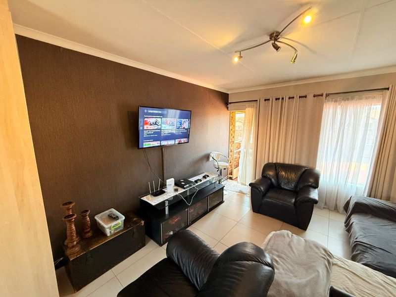 Contemporary 3-Bedroom Upstairs Unit Available in Villa Vista - Photo 8