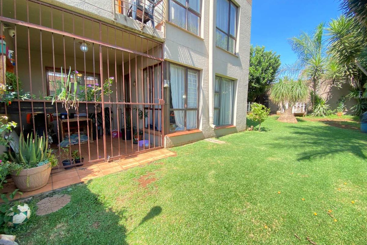 Ground Floor Corner Unit With Spacious Garden - Photo 2