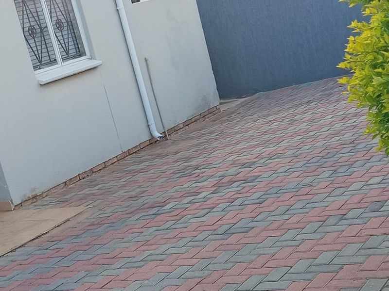 2 bedrooms house to rent in Soshanguve VV - Photo 9