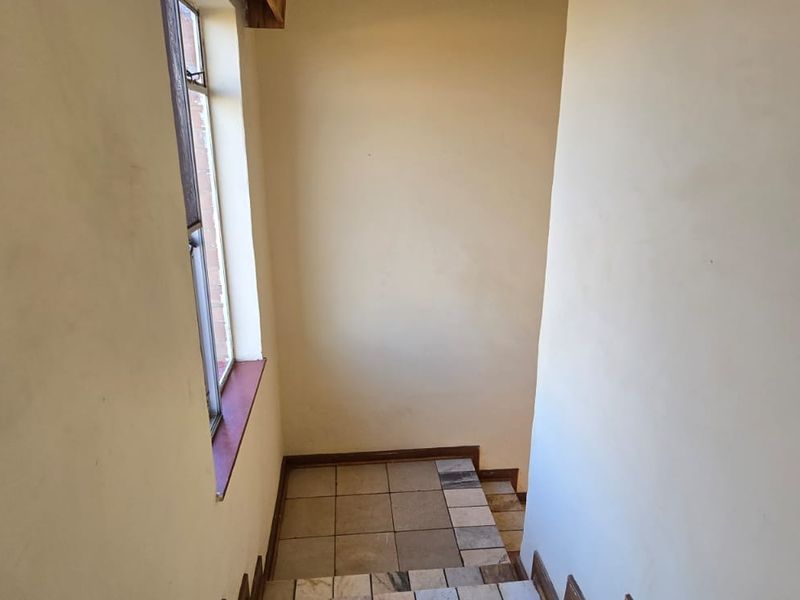 Spacious 2-Bedroom Garden Cottage in a Tranquil Setting - Photo 9