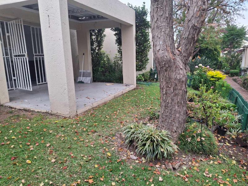 A BEAUTIFULLY RENOVATED TWO BEDROOM GARDEN APARTMENT - Photo 6