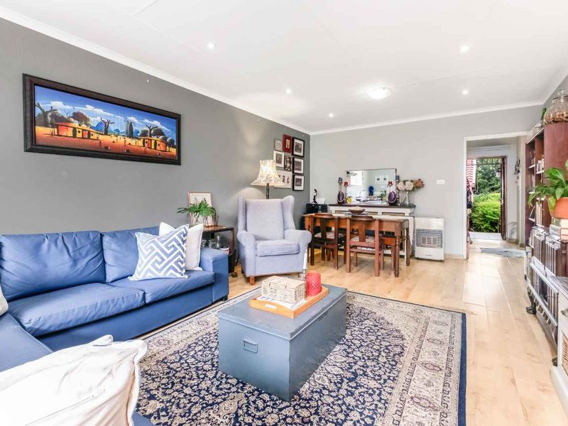 POSITION PLUS POTENTIAL – A PRIVATE LIGHT-FILLED FEEL HAPPY HOME - Photo 4