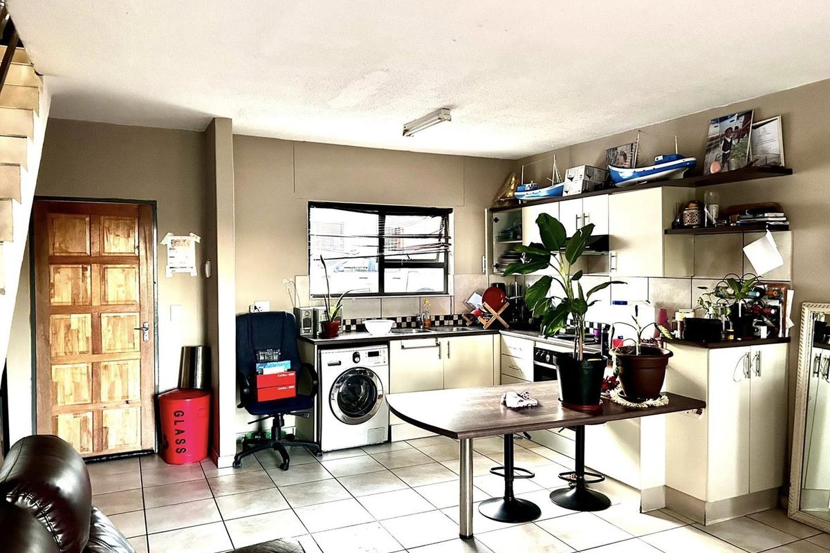 2 Bedroom Townhouse For Sale in Rocky Crest - Photo 2