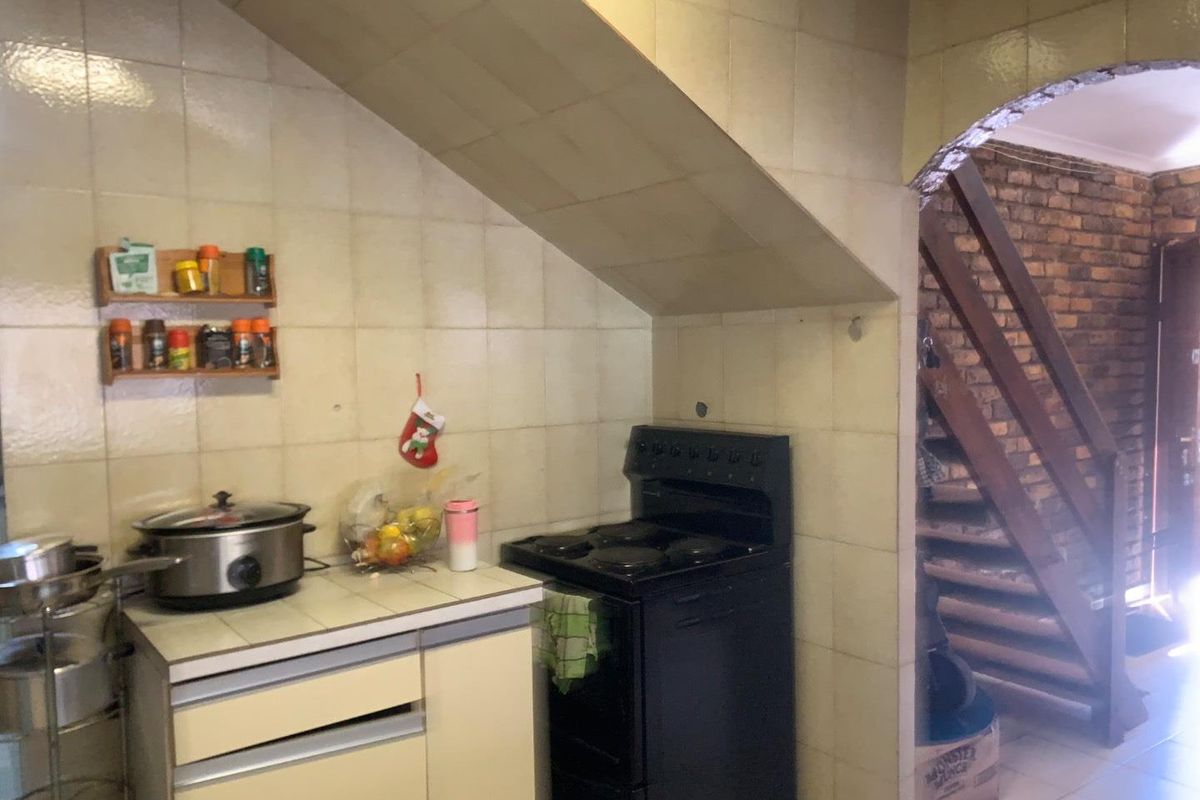 **Charming 3-Bedroom Apartment for Sale in Townview** - Photo 4