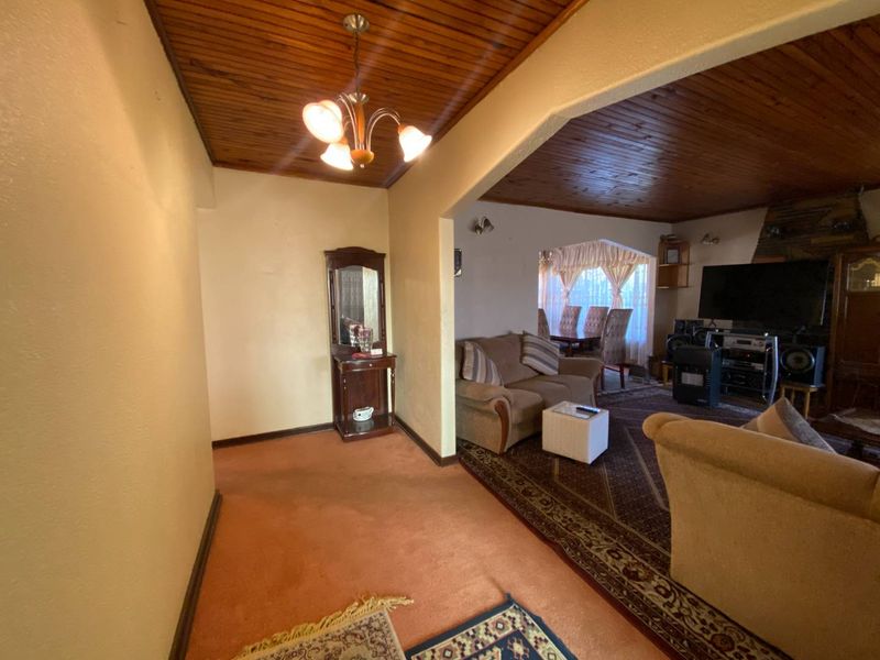 Spacious Family Living - Photo 3