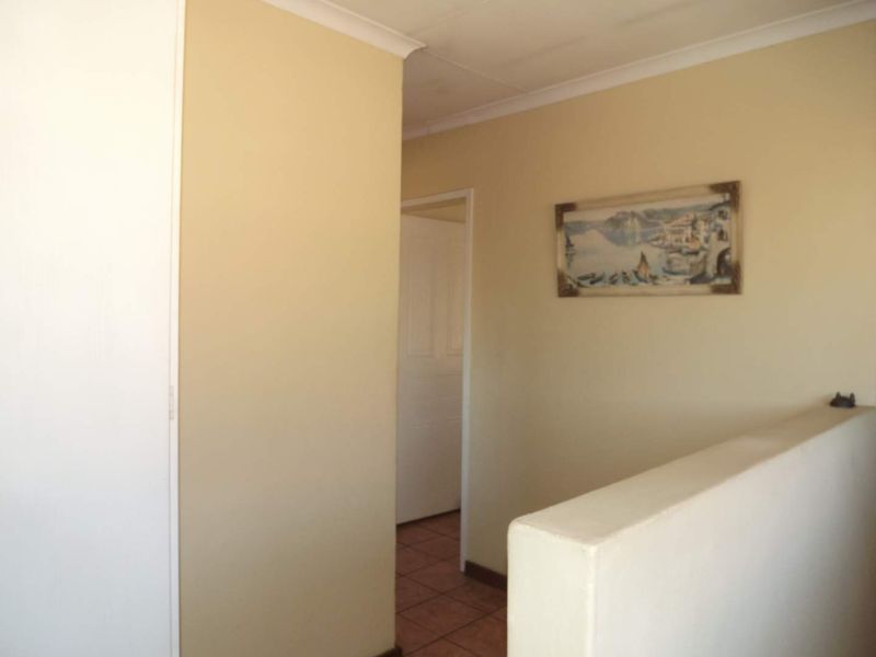 Charming 3 Bedroom Townhouse - Photo 9