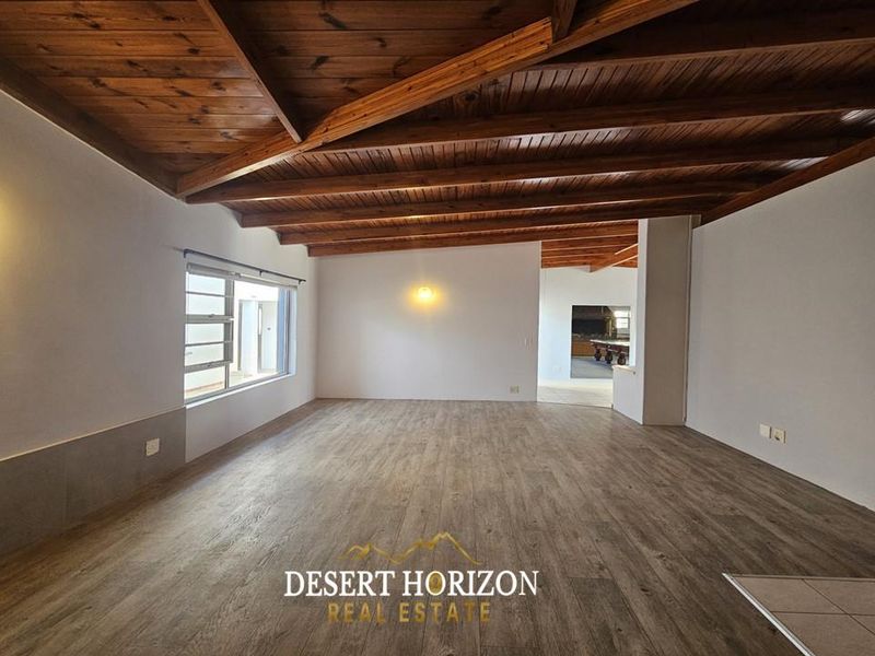 Henties , Central | 6 Bedroom House For Sale - Photo 7