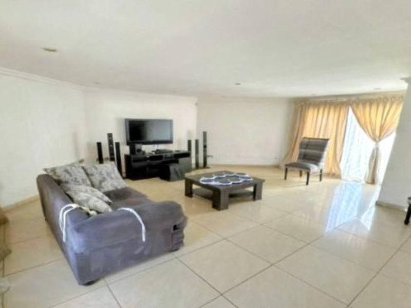 • Perfect Family Home: 3 Bedrooms | 2 Bathrooms | 2 Garages - Photo 3