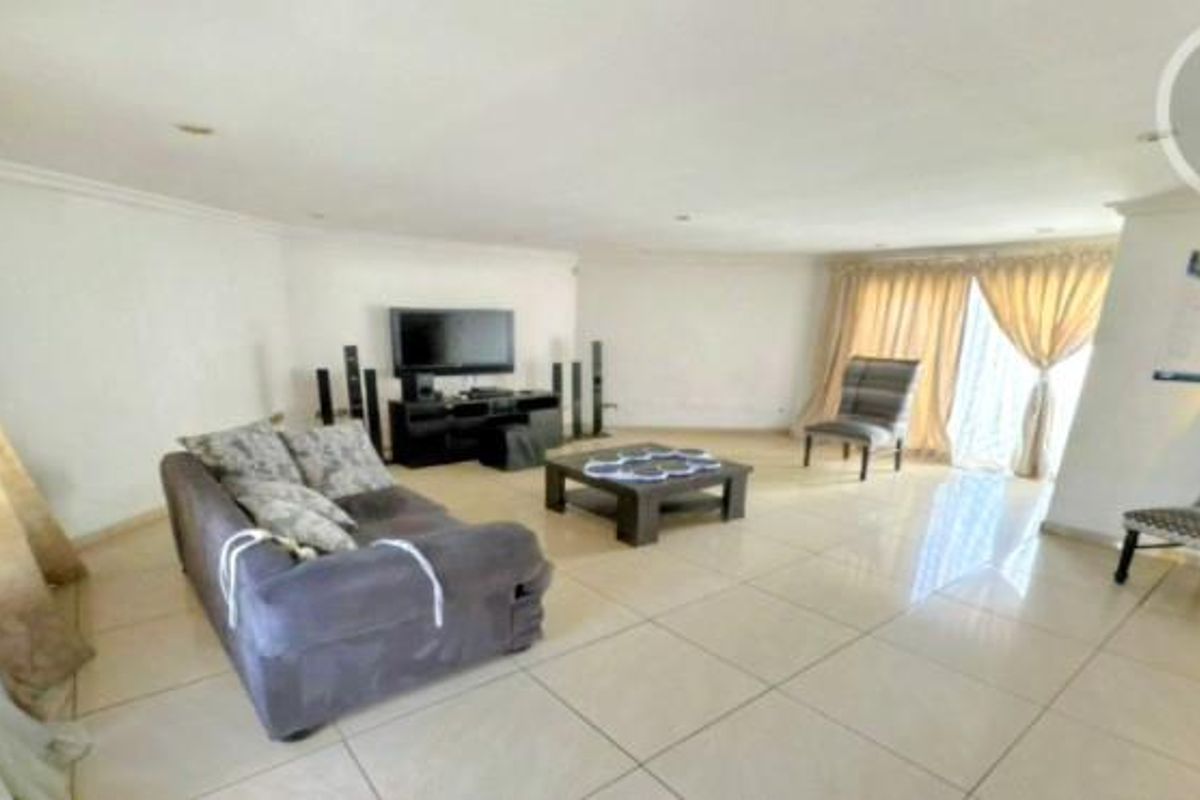 • Perfect Family Home: 3 Bedrooms | 2 Bathrooms | 2 Garages - Photo 3