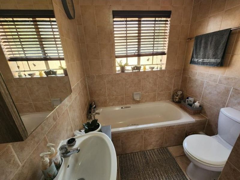 2 bedroom townhouse in sought after complex - Photo 5