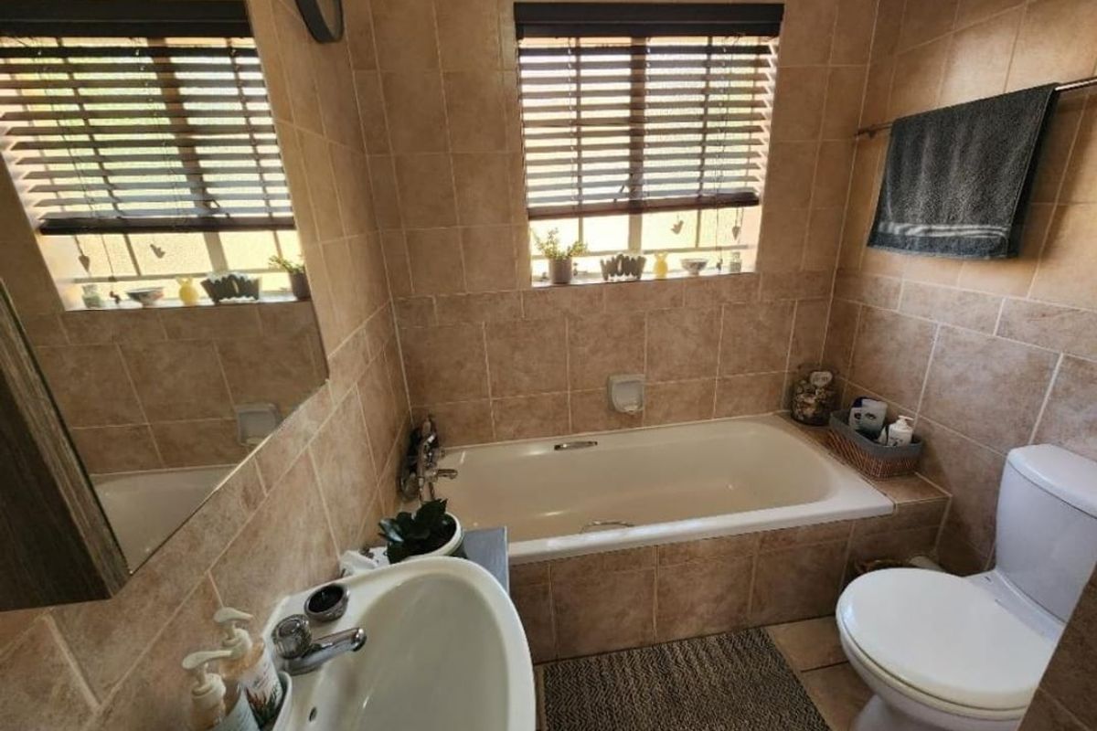 2 bedroom townhouse in sought after complex - Photo 5
