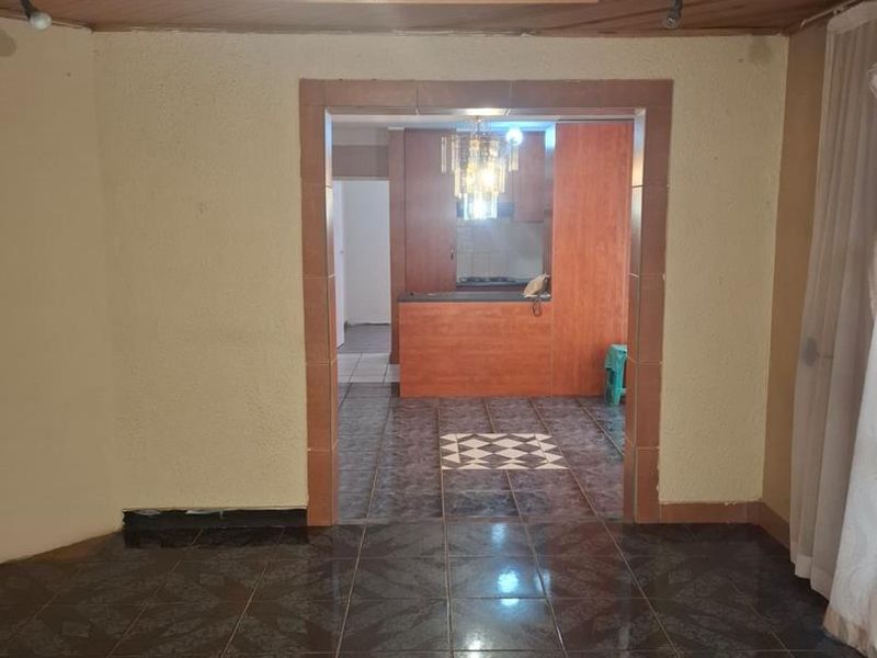 2 Bedroom House for sale - Photo 5