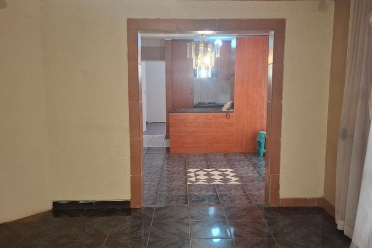 2 Bedroom House for sale - Photo 5