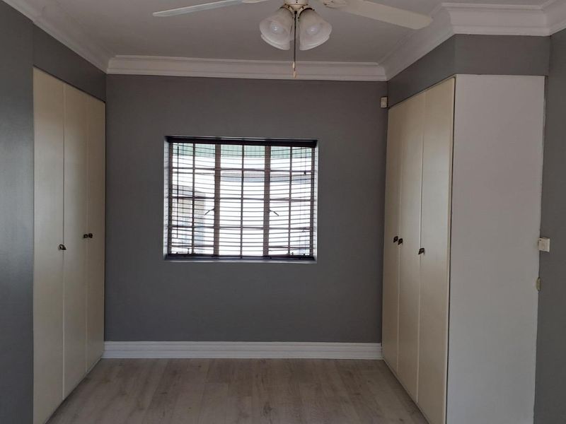 Lock-Up-and-Go Townhouse with Spacious Garden in Die Hoewes - Photo 8