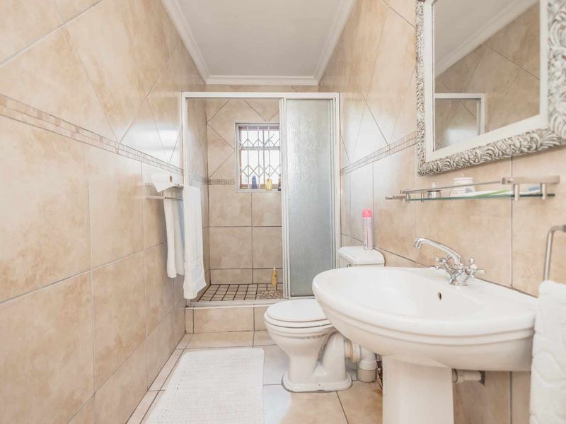 Beautiful 4-bedroom house with equestrian facilities on a smallholding to rent - Photo 7