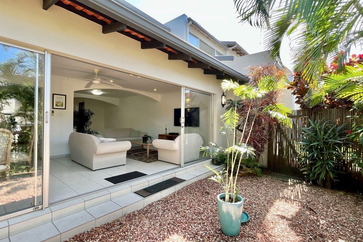 A stunning , modern duplex in secure complex on the beachfront!!! - Photo 2