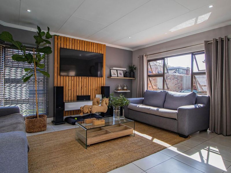 Charming 3-Bed Cluster Home with a Pool - Photo 6