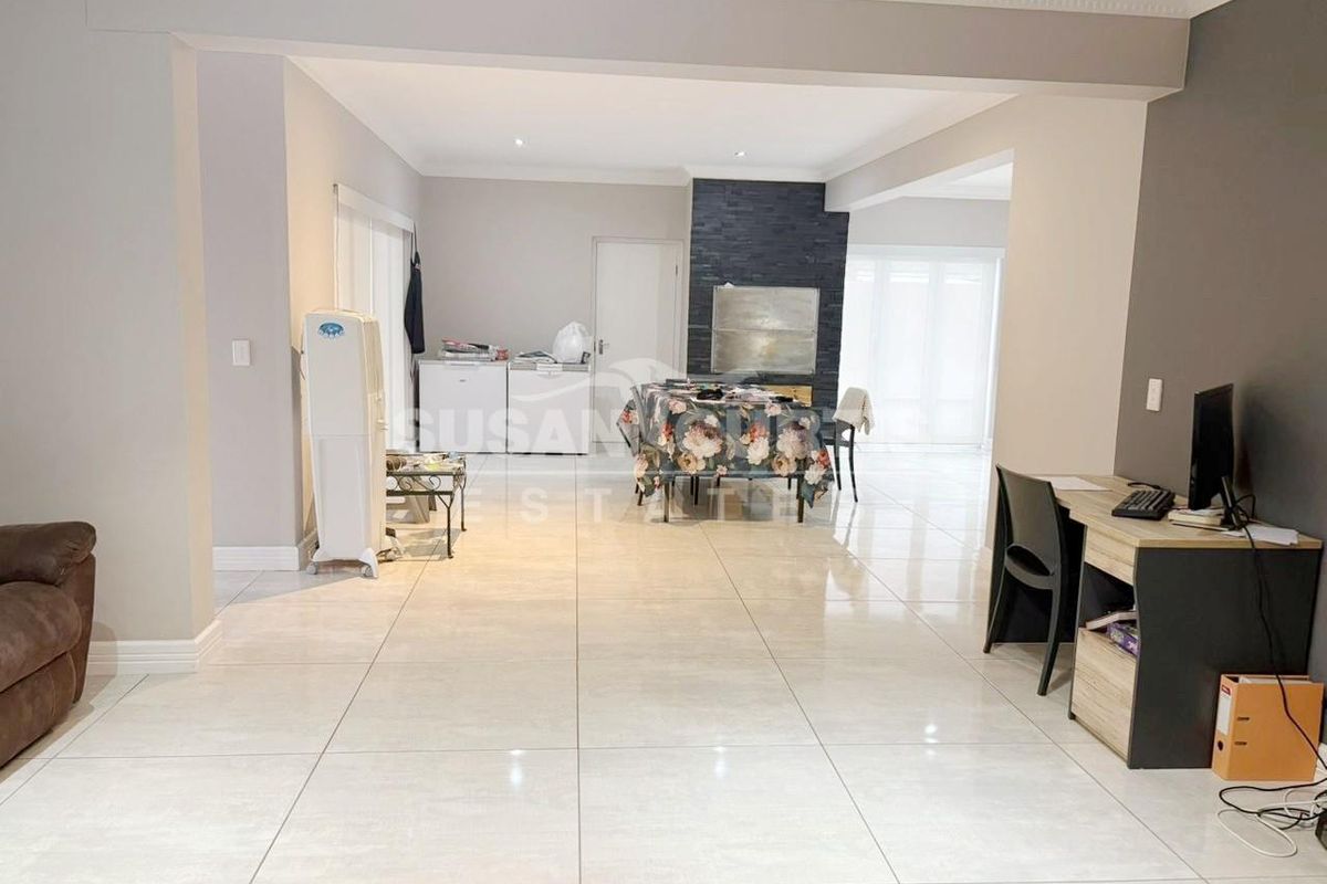 Family Home - Photo 4
