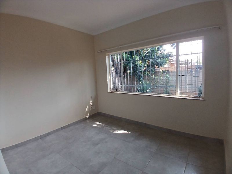 Charming 3 Bedroom 2 Bathroom Townhouse - Photo 9