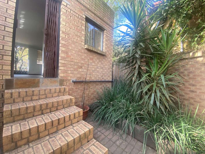 Gorgeous Garden Cottage For rent - Photo 1