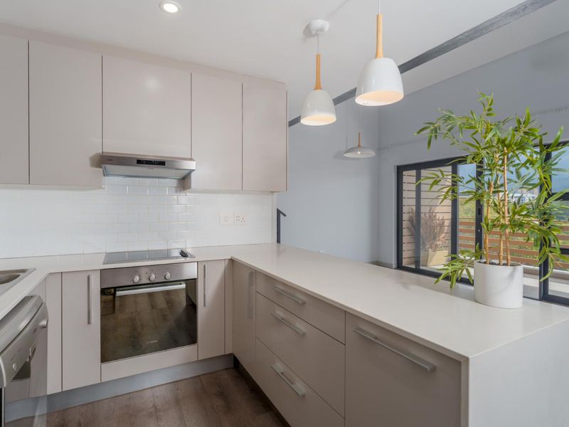 Loft apartment living at its finest 2 bedrooms 2 bathrooms panoramic mountain views plus 2 secure basement parking bays plus a lift. - Photo 9