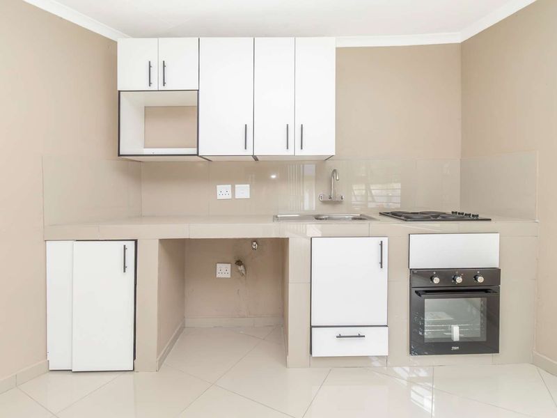 Beautifully-renovated 1-Bedroom Garden Cottage to Let in Hurlingham Manor - Photo 5